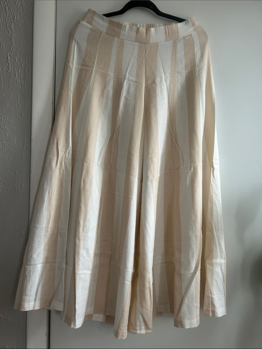Versona Wide Leg Pleated Pants in Cream and Tan